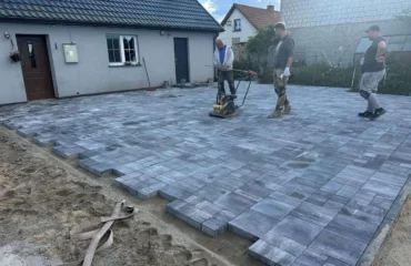 Układanie kostki płyt na podjazd przed garażem (3) Układanie kostki płyt na podjazd przed garażem (3)