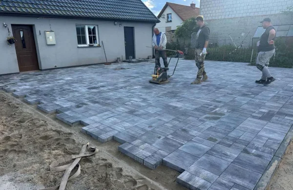 Układanie kostki płyt na podjazd przed garażem (3)