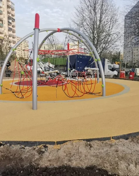 Place zabaw nawierzchnie bezpieczne (12)