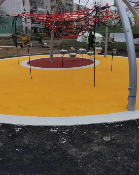 Place zabaw nawierzchnie bezpieczne (21)