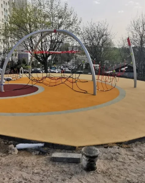Place zabaw nawierzchnie bezpieczne (3)